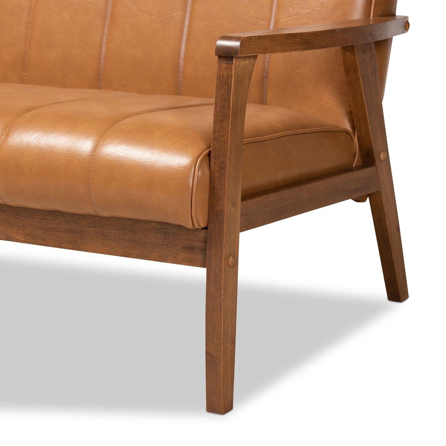 Divano Nikko in similpelle color marrone chiaro e legno con finitura noce