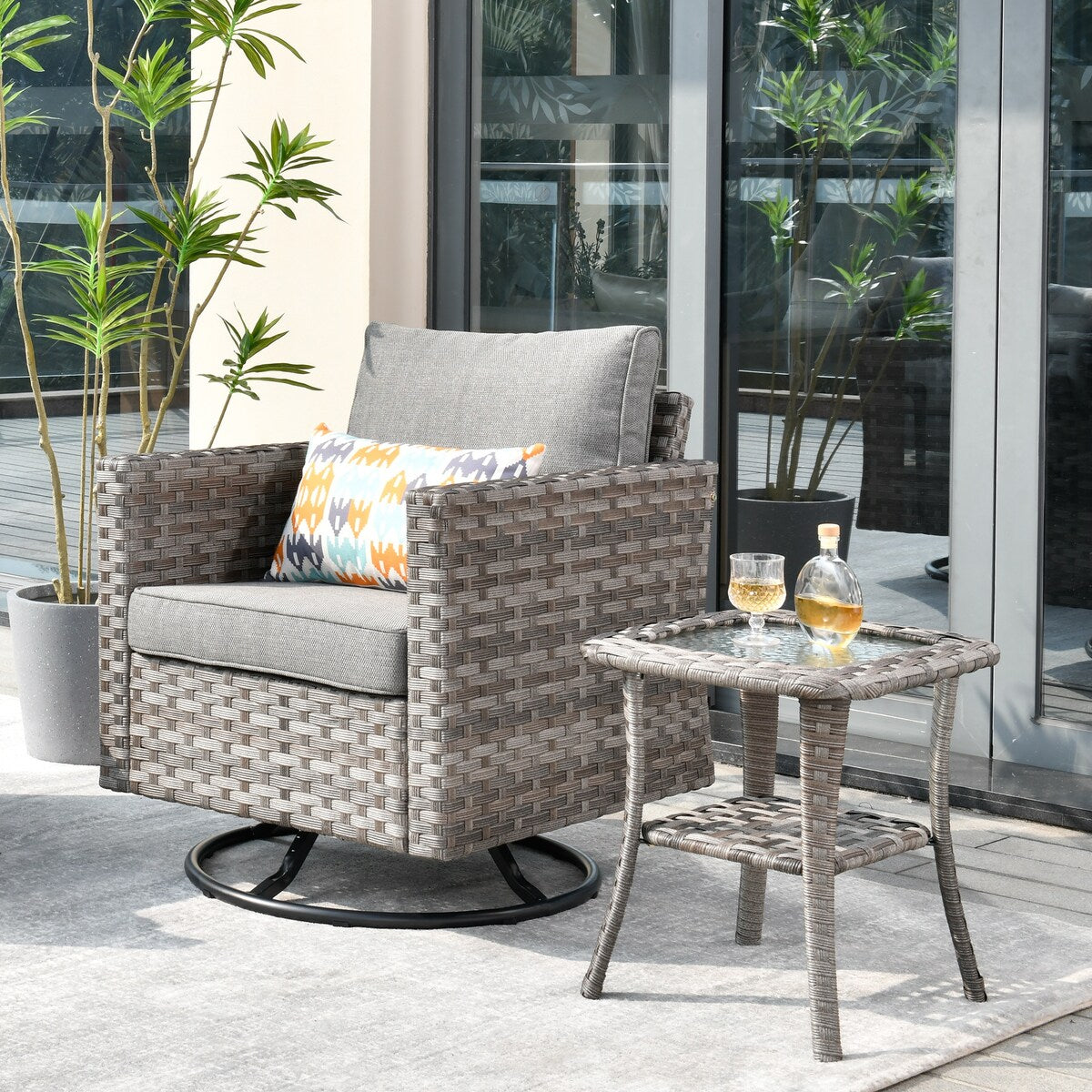 Set da conversazione con tavolino e sedia a dondolo girevole in vimini OVIOS da 2 pezzi