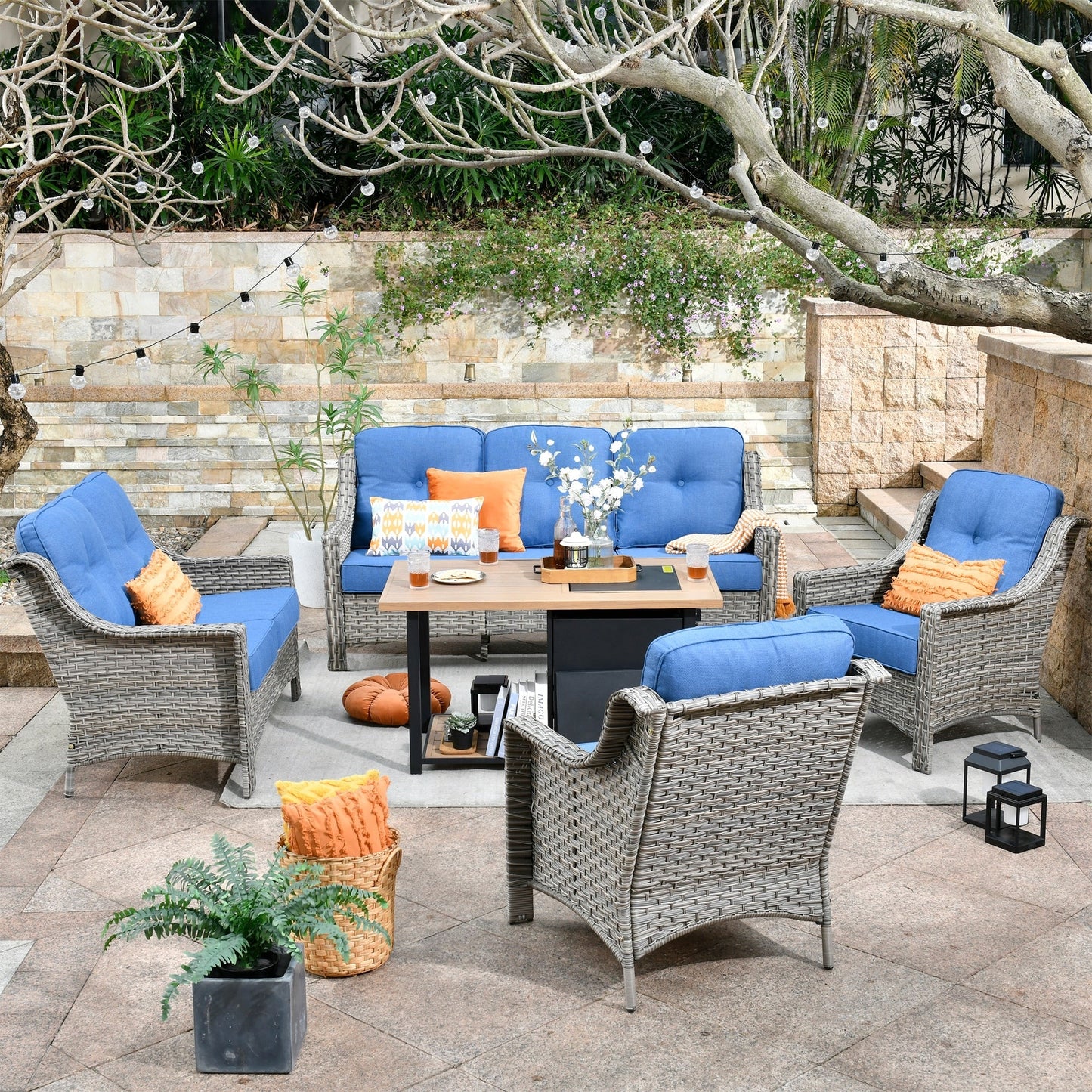 Set da conversazione in vimini da patio OVIOS da 5 pezzi con tavolo da fuoco