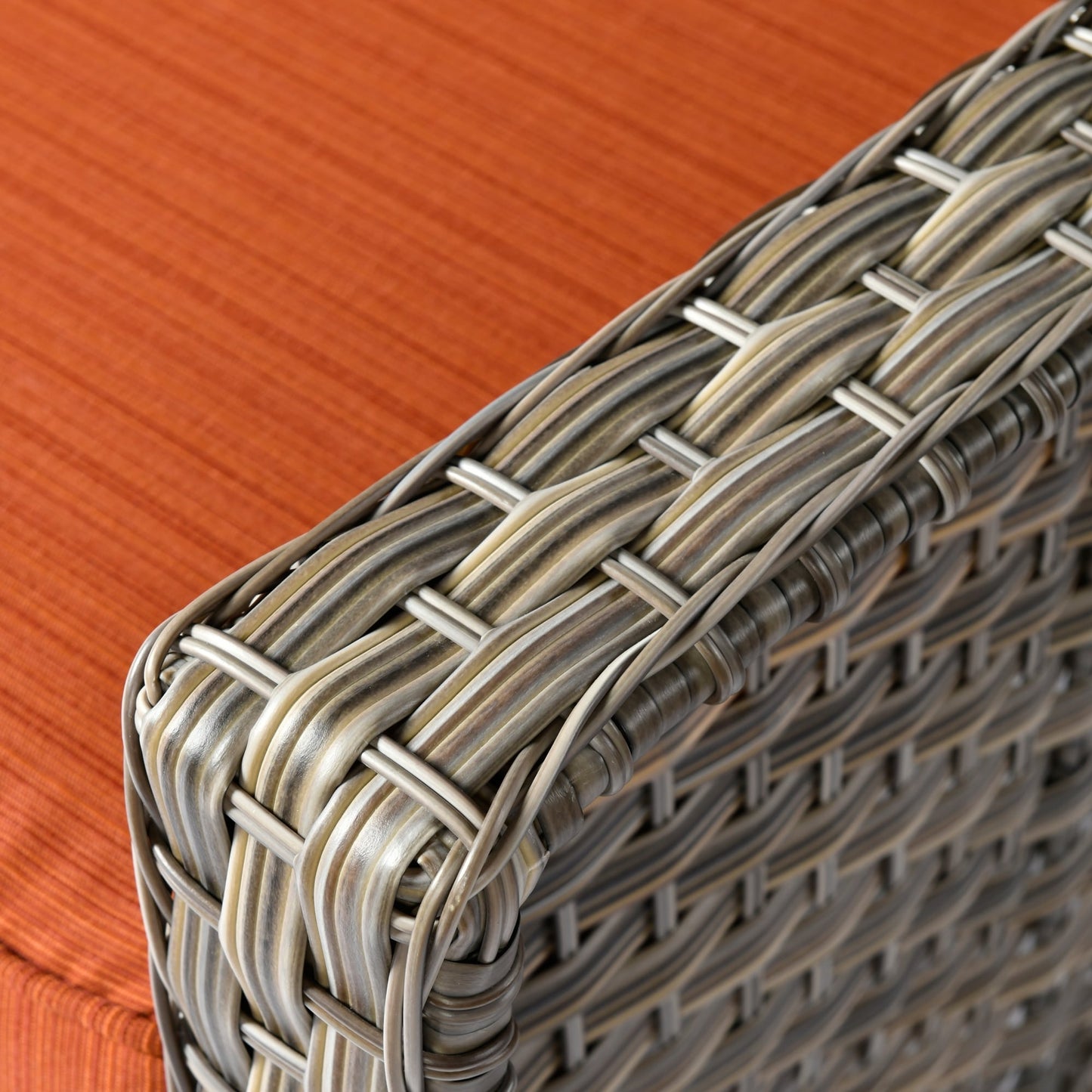 Set da conversazione in vimini da patio OVIOS da 5 pezzi con tavolo da fuoco