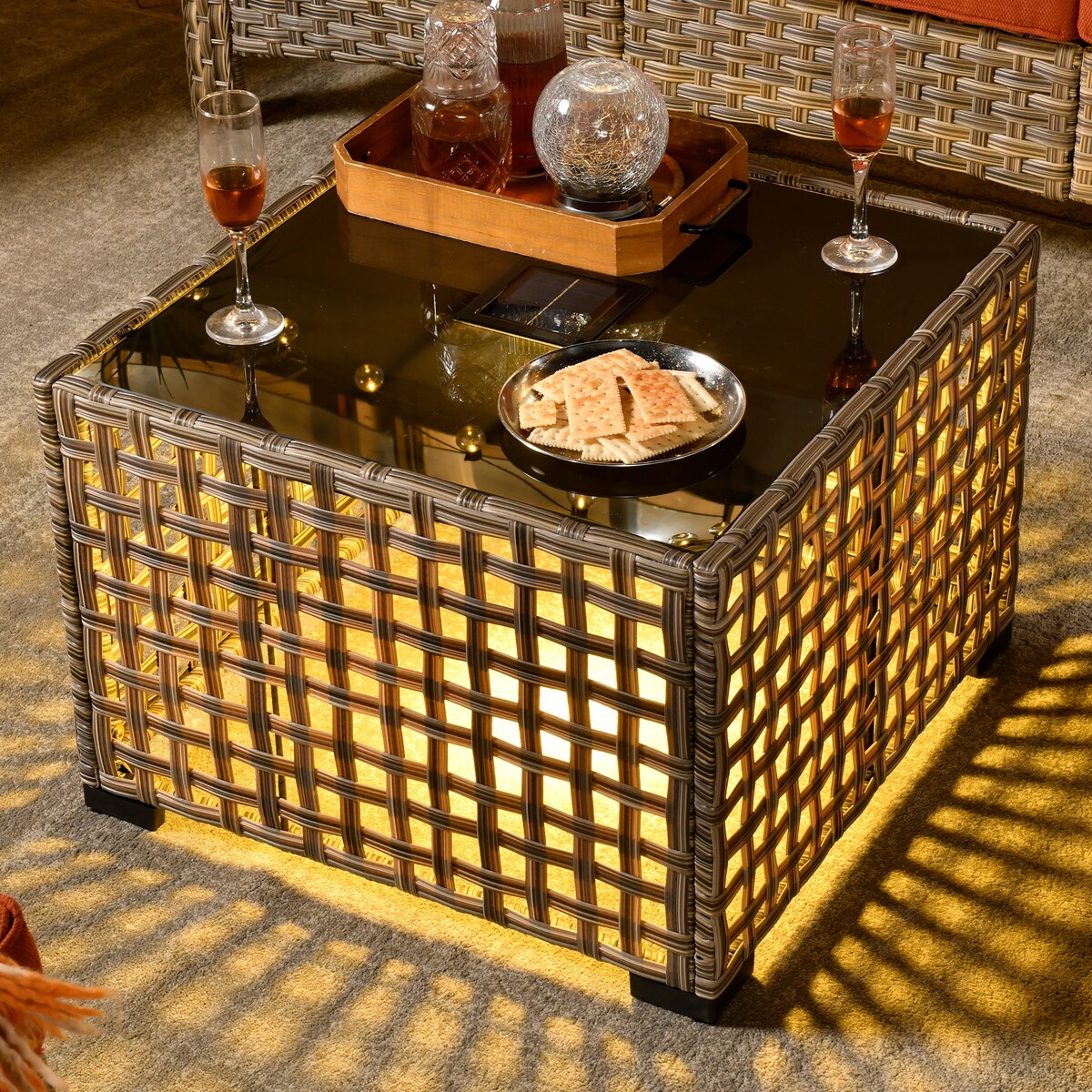 Set di 6 sedie girevoli in vimini per esterni OVIOS con tavolino da caffè a energia solare