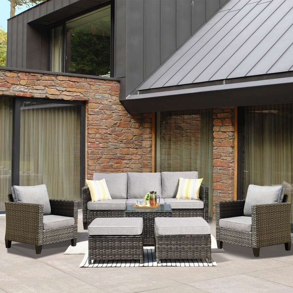 Set da conversazione in vimini per patio esterno OVIOS da 6 pezzi con tavolo con piano in vetro