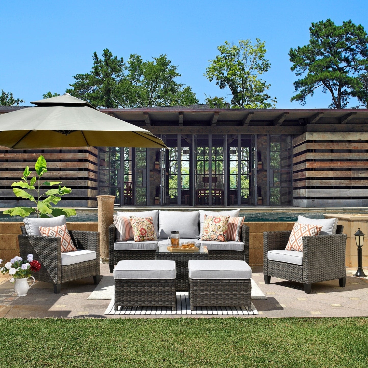 Set da conversazione in vimini per patio esterno OVIOS da 6 pezzi con tavolo con piano in vetro