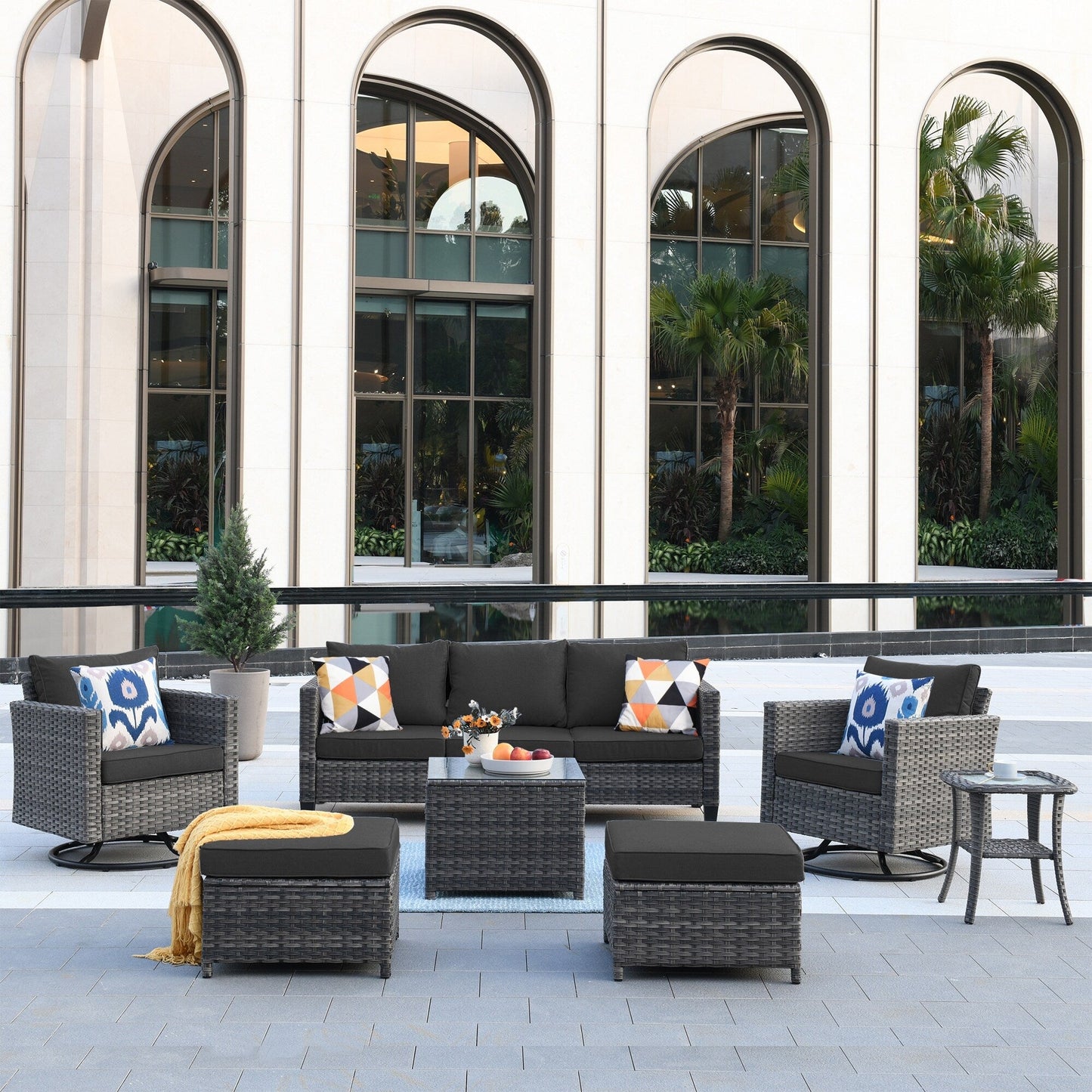 Set di mobili da giardino in vimini OVIOS da 7 pezzi con sedie a dondolo girevoli