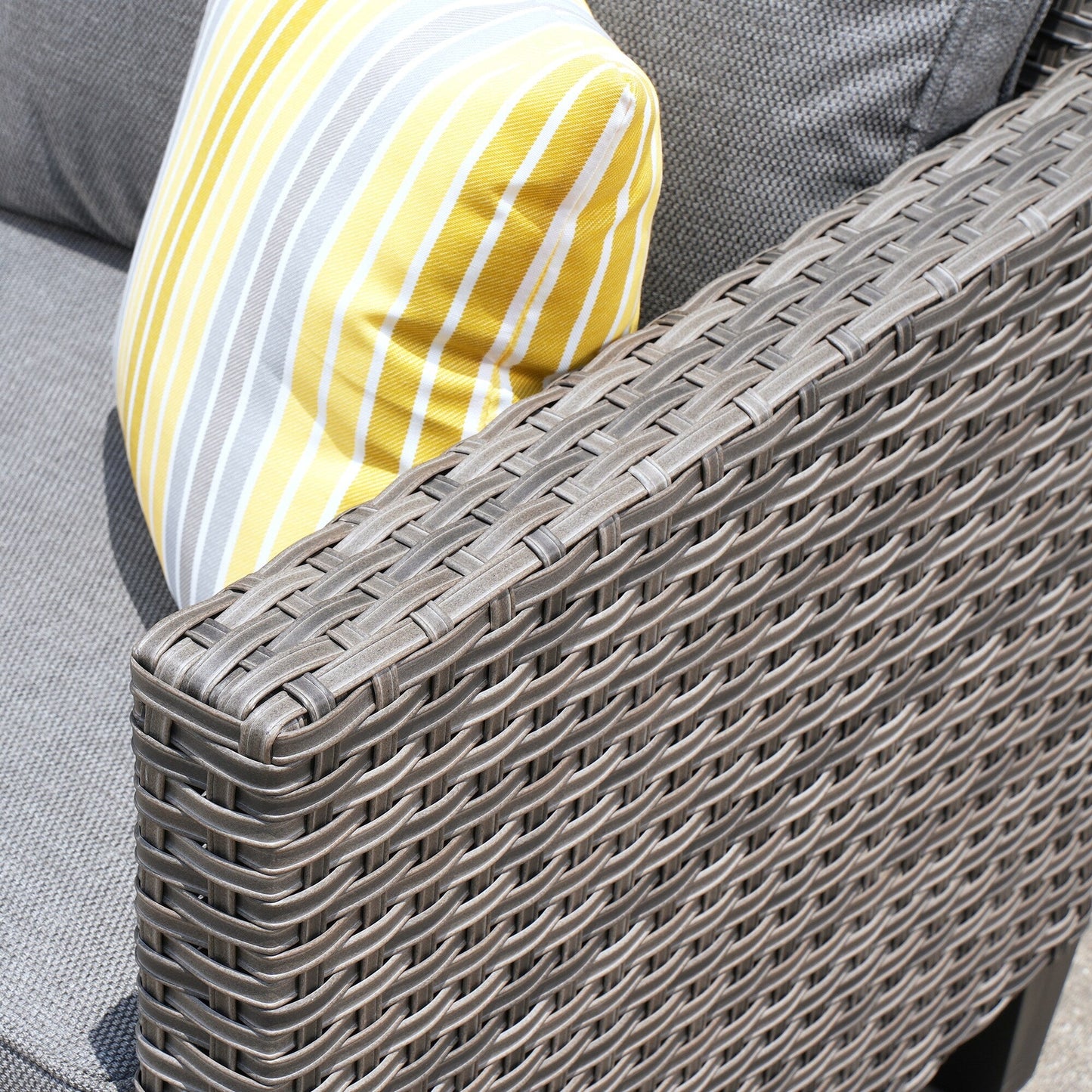 Set da conversazione in vimini per esterni OVIOS da 7 pezzi