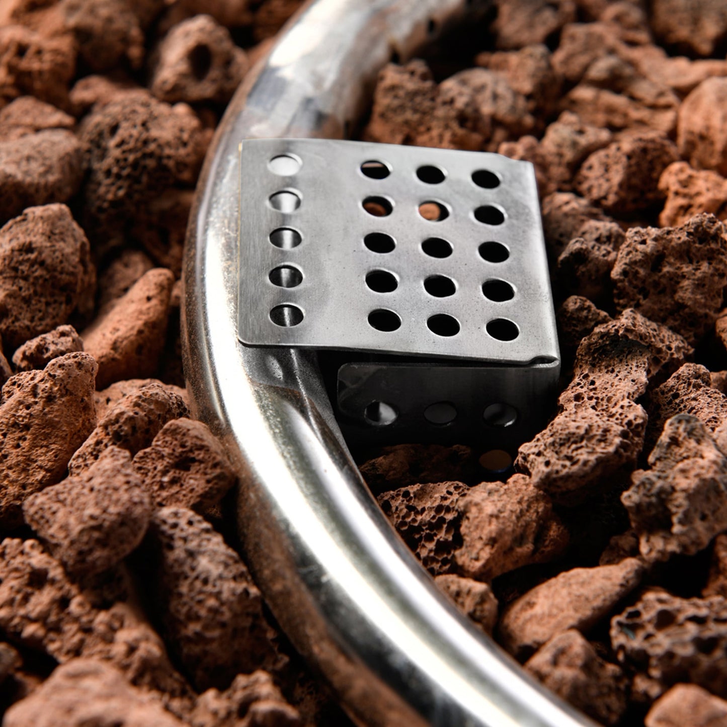 Set di mobili da giardino OVIOS in vimini grigio da 6 pezzi con braciere rettangolare