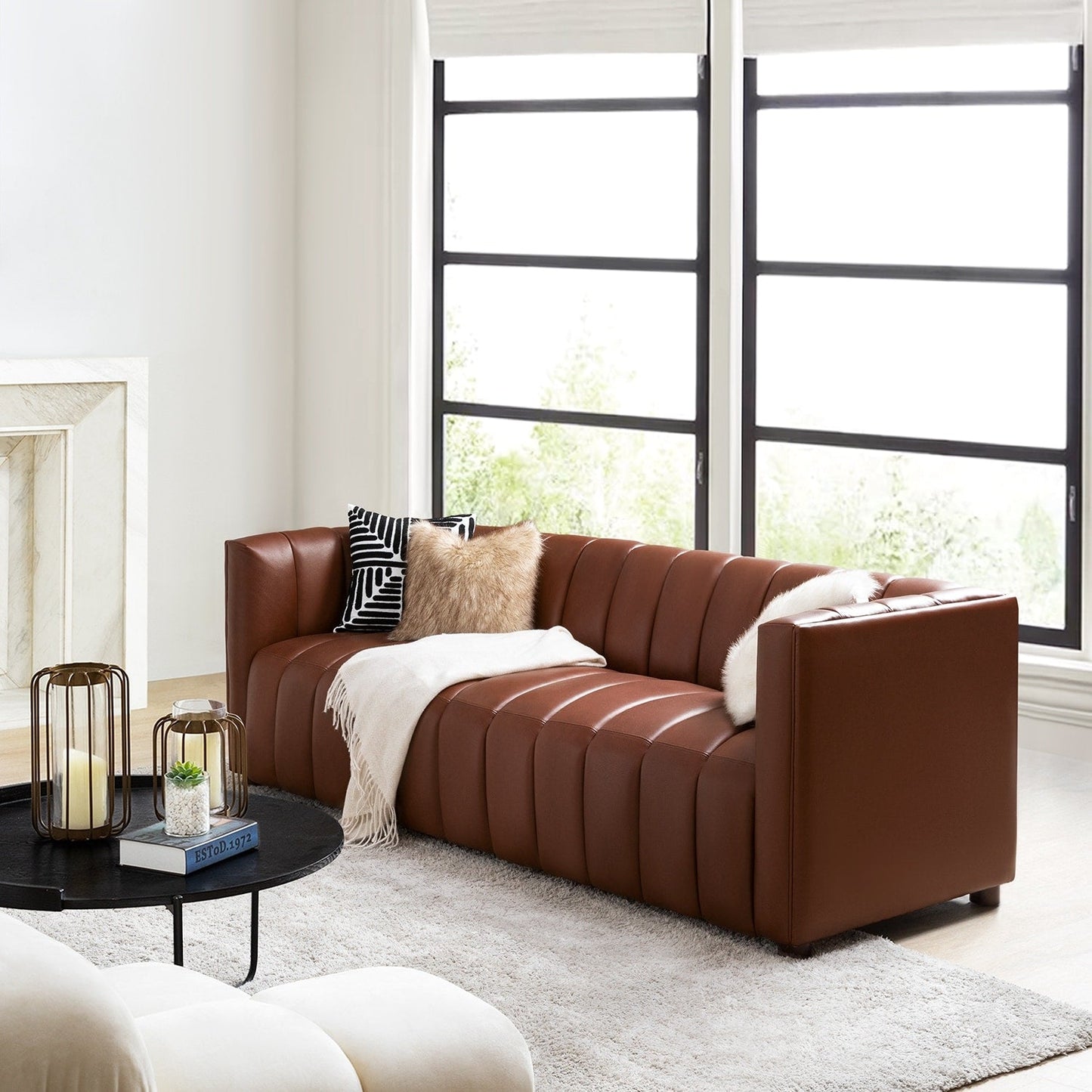 Divano moderno Olinto da 83 pollici in vera pelle con schienale curvo e canale di HULALA HOME