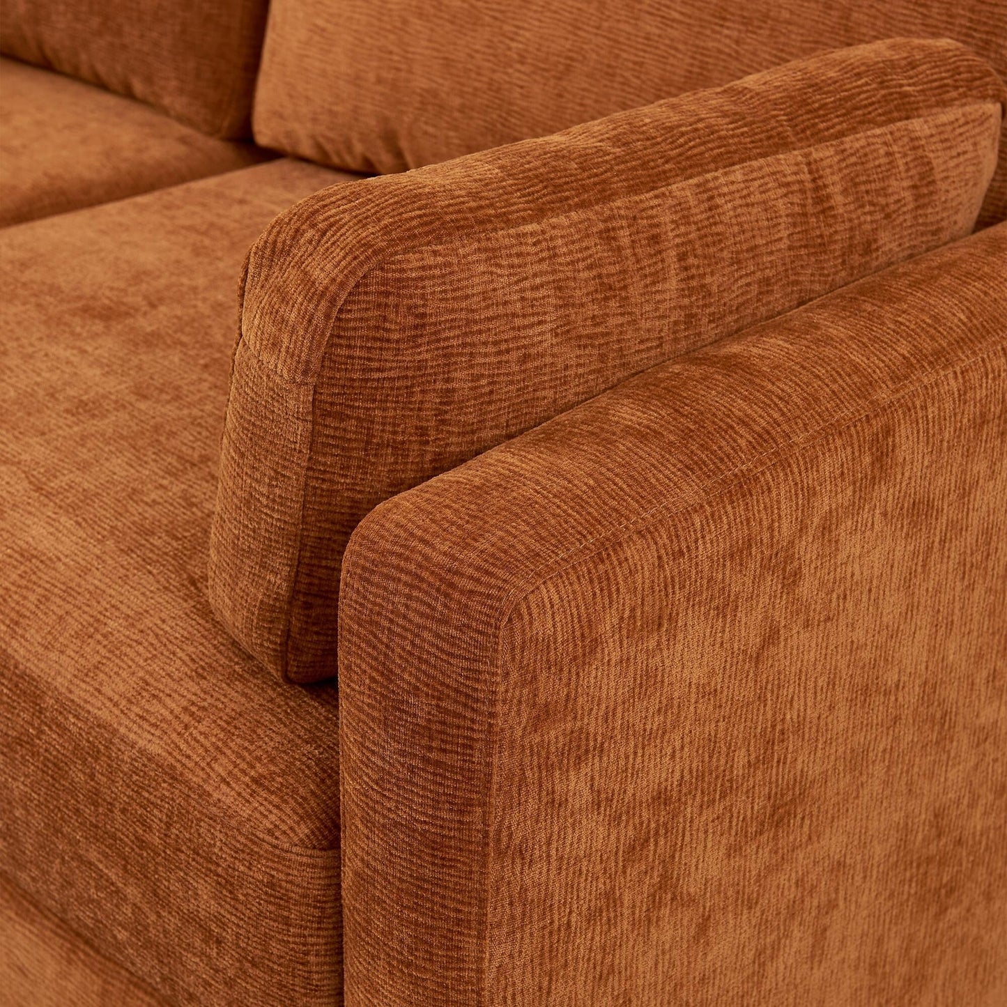 Divano a due posti in ciniglia arancione con cuscini e cuscini per lo schienale