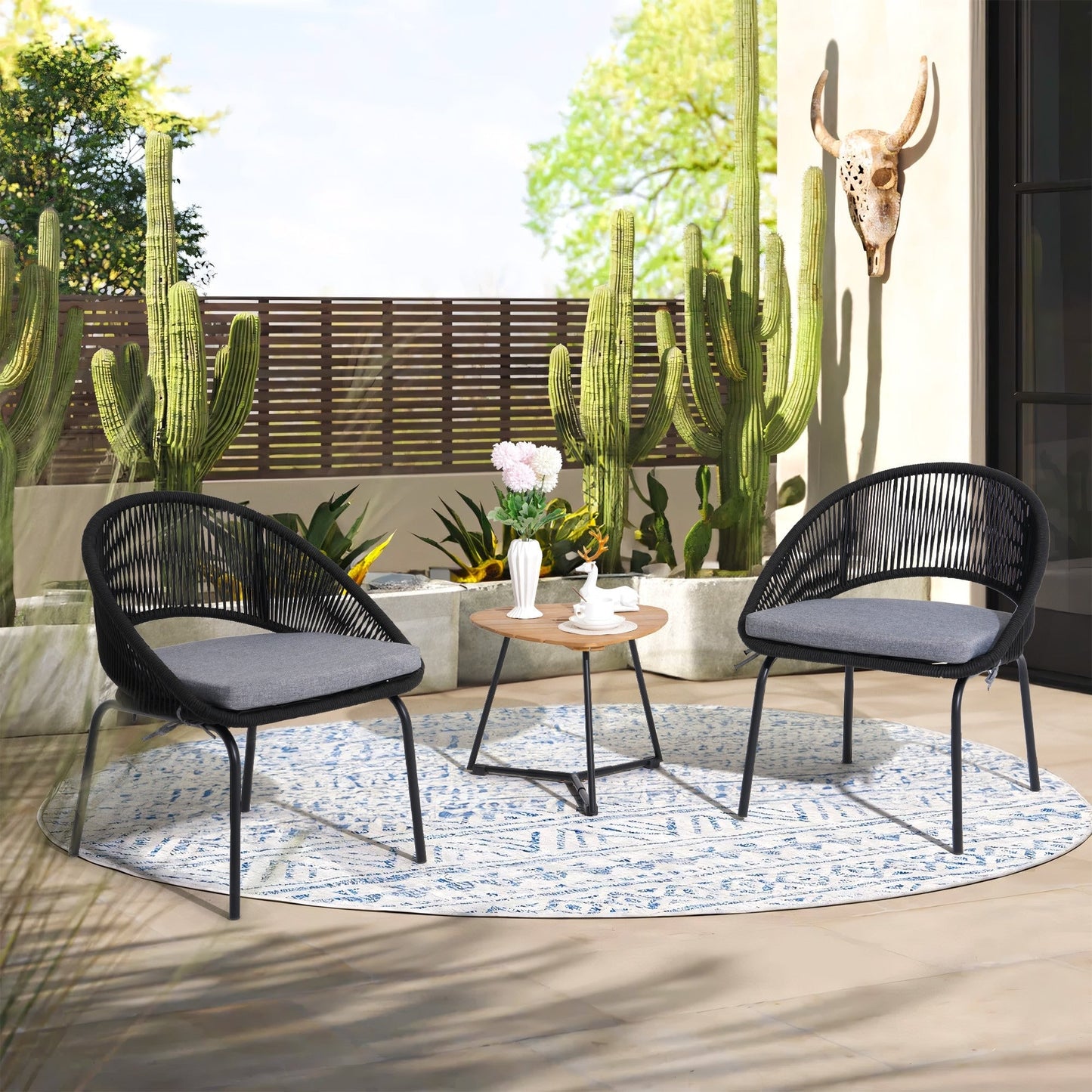 Set da salotto moderno con 3 sedie imbottite in vimini per esterni