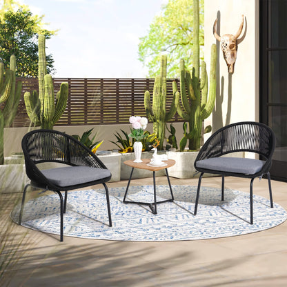 Set da salotto moderno con 3 sedie imbottite in vimini per esterni