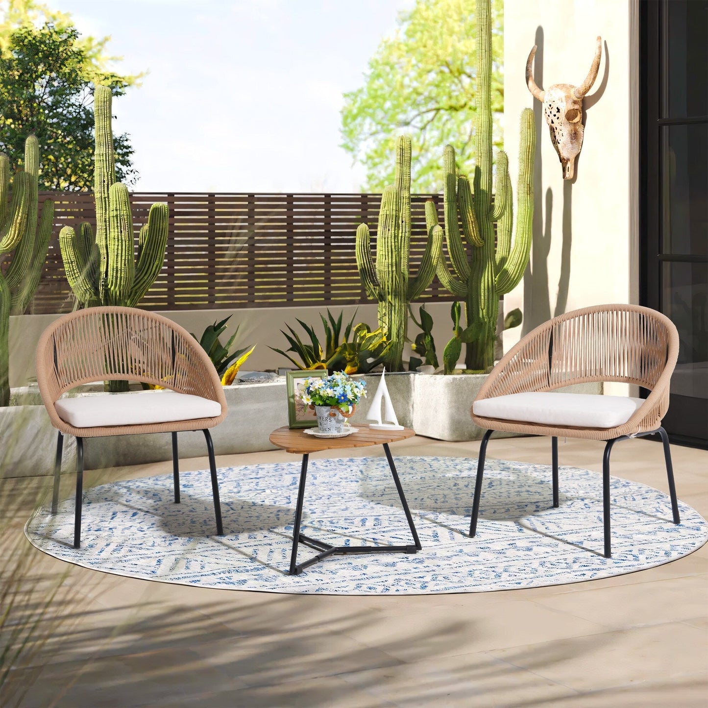 Set da salotto moderno con 3 sedie imbottite in vimini per esterni