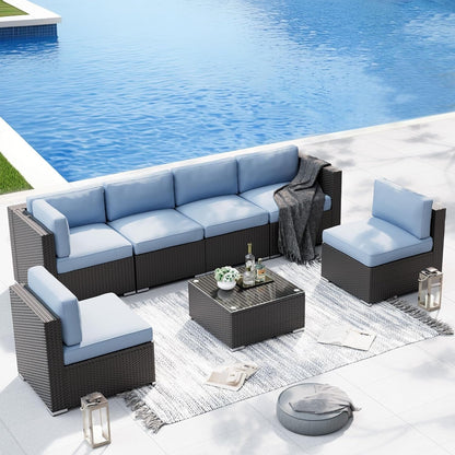 Set da conversazione con divano componibile imbottito in vimini e rattan nero da 7 pezzi per esterni di Havenside Home