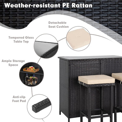 Set da bar per esterni in vimini da 3 pezzi, 2 sgabelli da bar e 1 tavolo con piano in vetro e ripiani portaoggetti