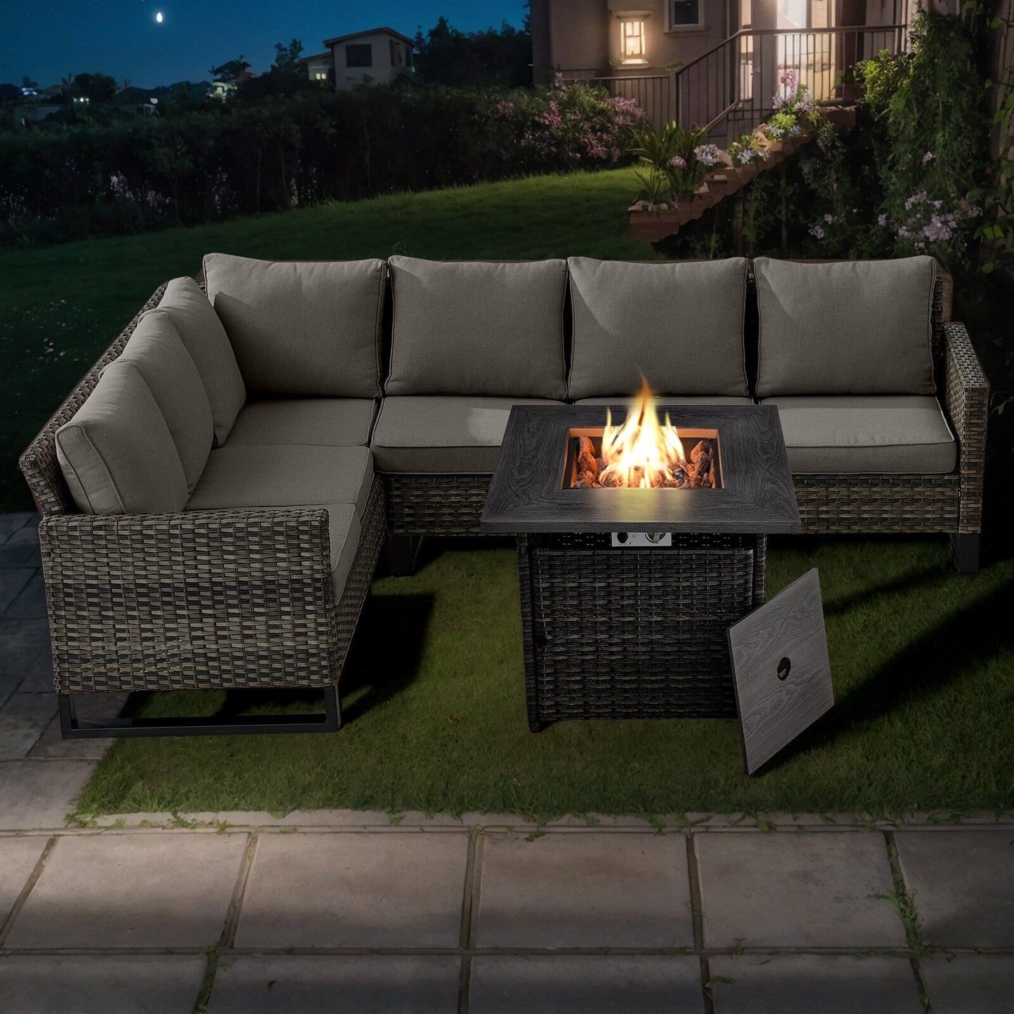 Divano componibile in vimini per esterni con tavolo con braciere