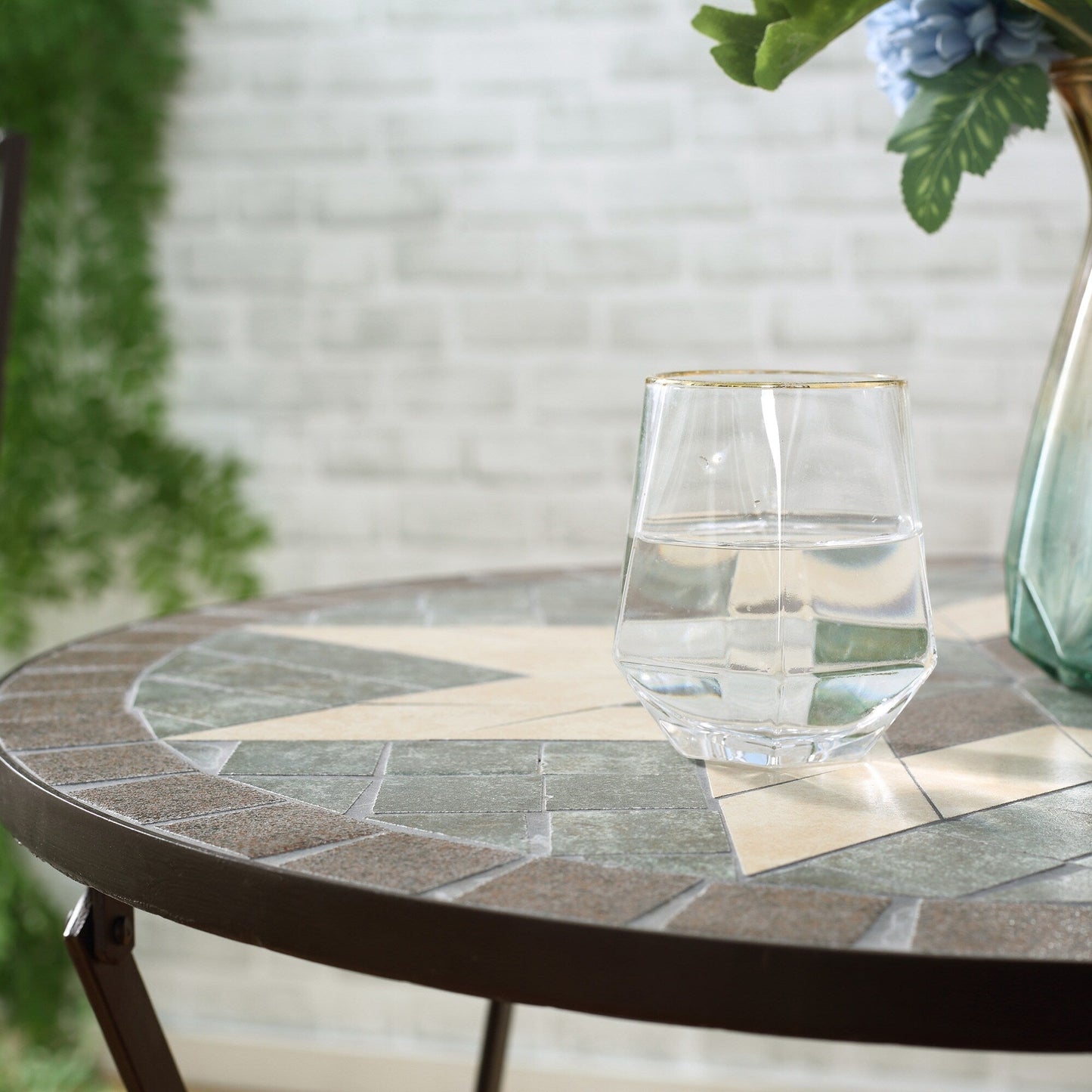 Outsunny Set da bistrot da giardino 3 pezzi, tavolo a mosaico e 2 sedie senza braccioli con design pieghevole, struttura in metallo per giardino, bordo piscina