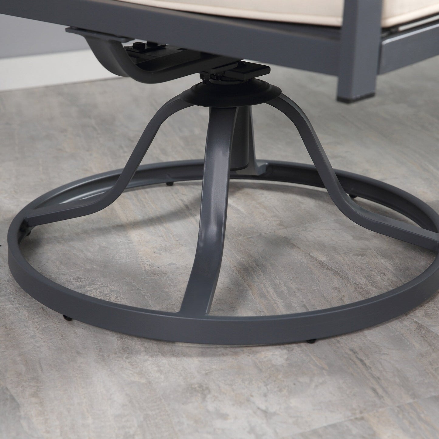 Outsunny Set da bistrot girevole da esterno da 3 pezzi, 2 sedie a dondolo e 1 tavolo rotondo in vetro temperato con cuscino