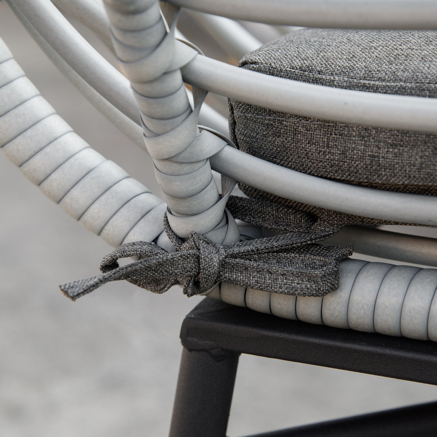 Outsunny Set da bistrot da giardino in rattan PE da 3 pezzi, set da caffè rotondo in vimini intrecciato per esterni, set di mobili da conversazione