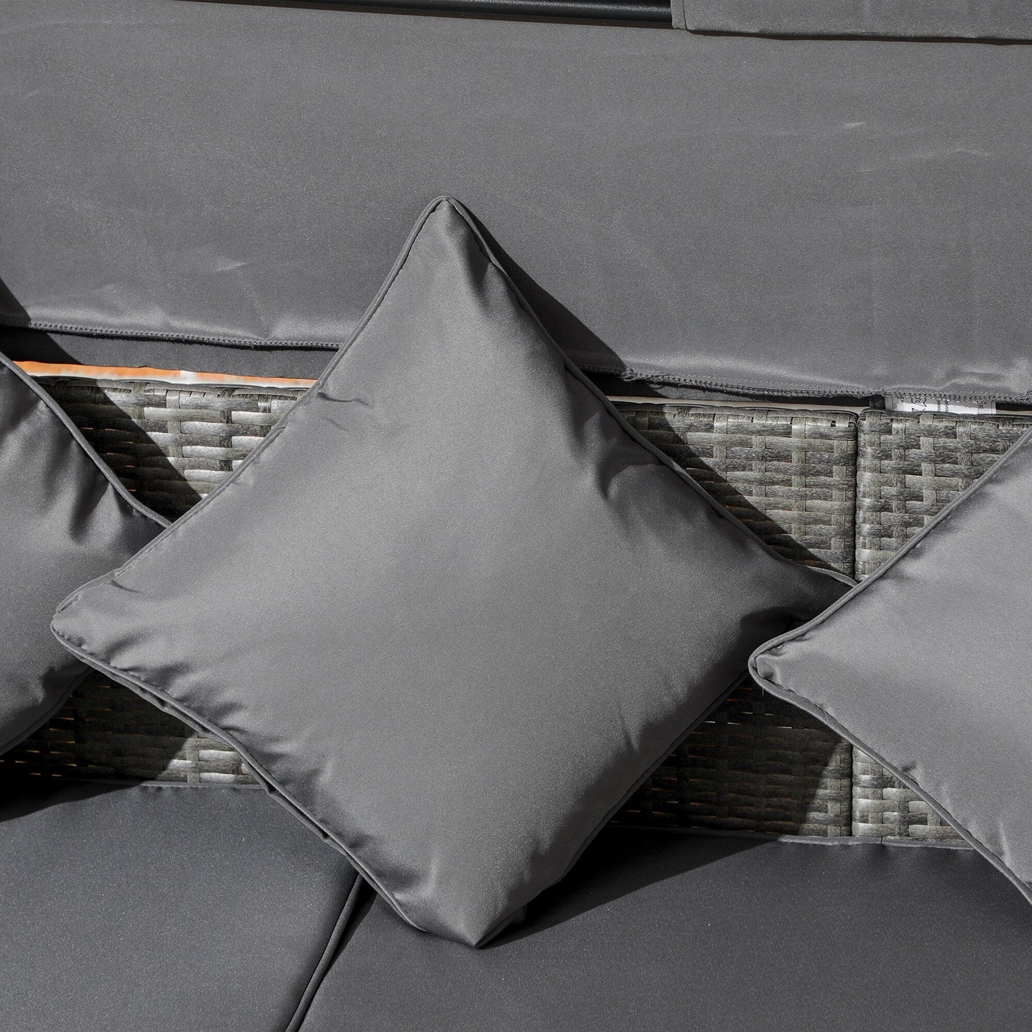 Set di mobili da giardino Outsunny da 4 pezzi con cuscini, divano letto in rattan PE con baldacchino retrattile, set di divani componibili per esterni