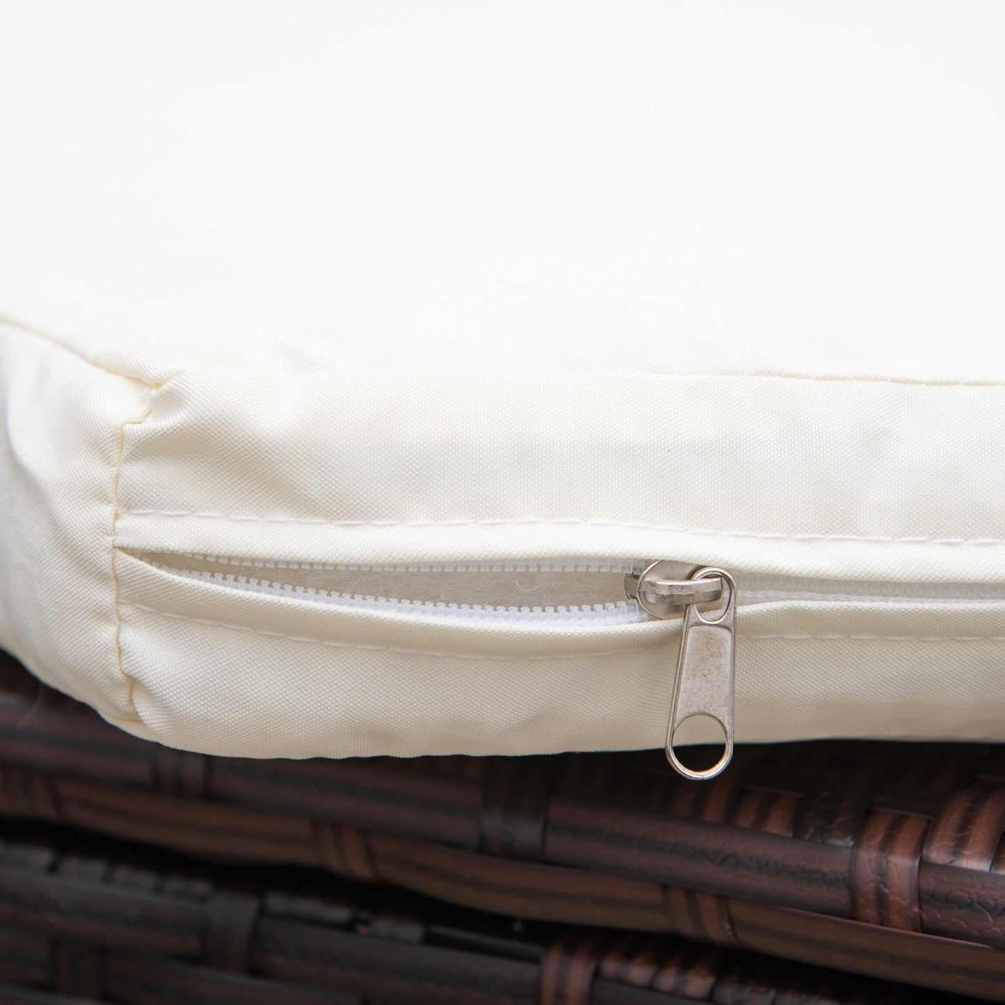 Set di 4 lettini prendisole rotondi in vimini e rattan con cuscini per esterni Outsunny o divano da conversazione con tettuccio parasole