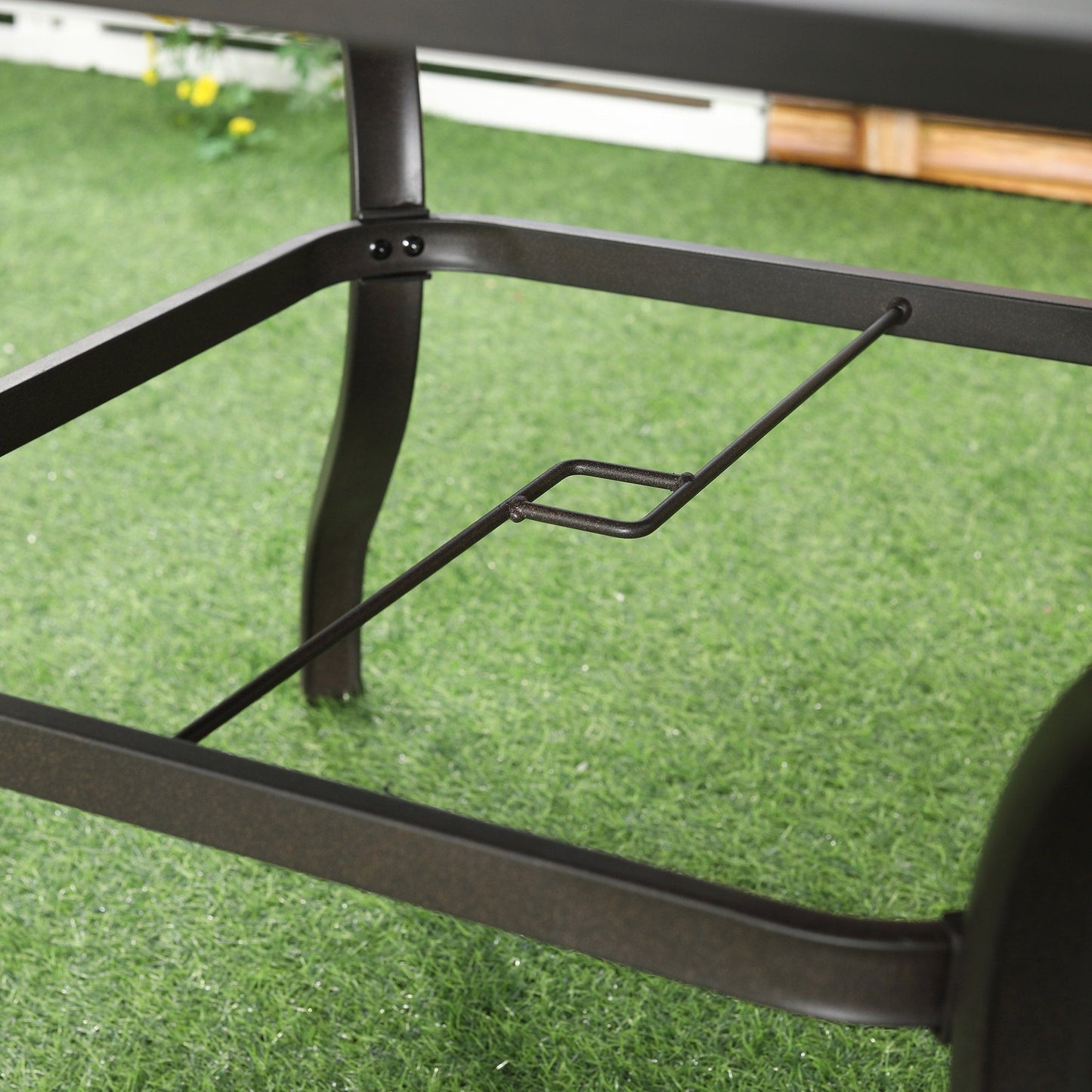 Outsunny Set da pranzo per esterno da 5 pezzi, 4 sedie a dondolo girevoli e tavolo da pranzo 37 x 37 con foro per ombrellone