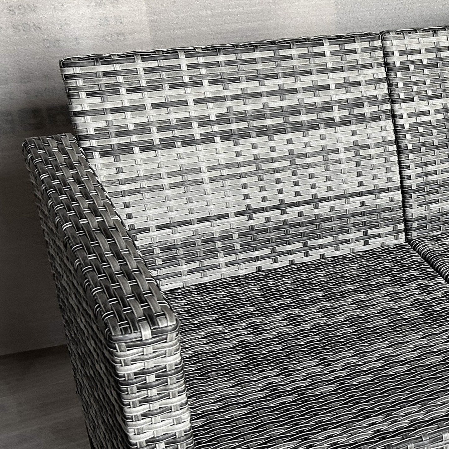 Set di mobili da giardino Outsunny da 5 pezzi con cuscini, set da conversazione all'aperto con divano a tre posti in rattan, sedie e poggiapiedi