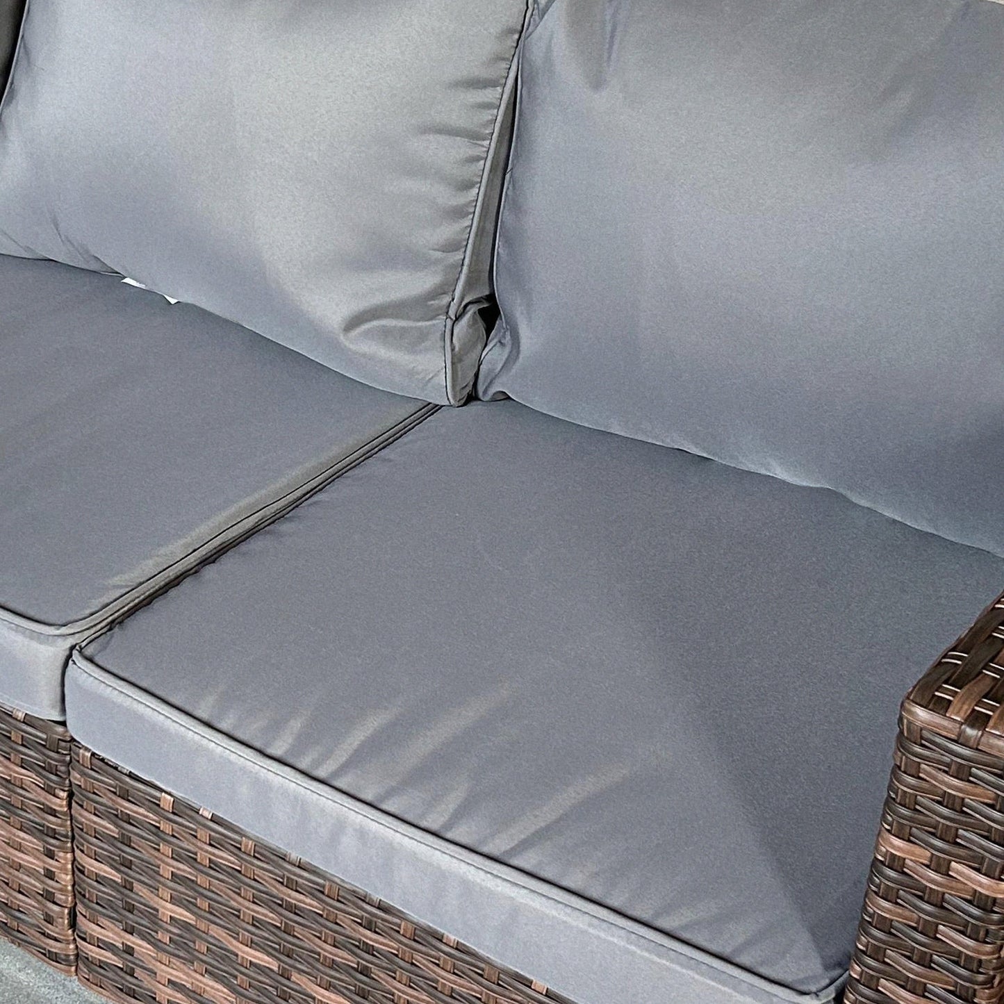 Set di mobili da giardino Outsunny da 5 pezzi con cuscini, set da conversazione all'aperto con divano a tre posti in rattan, sedie e poggiapiedi