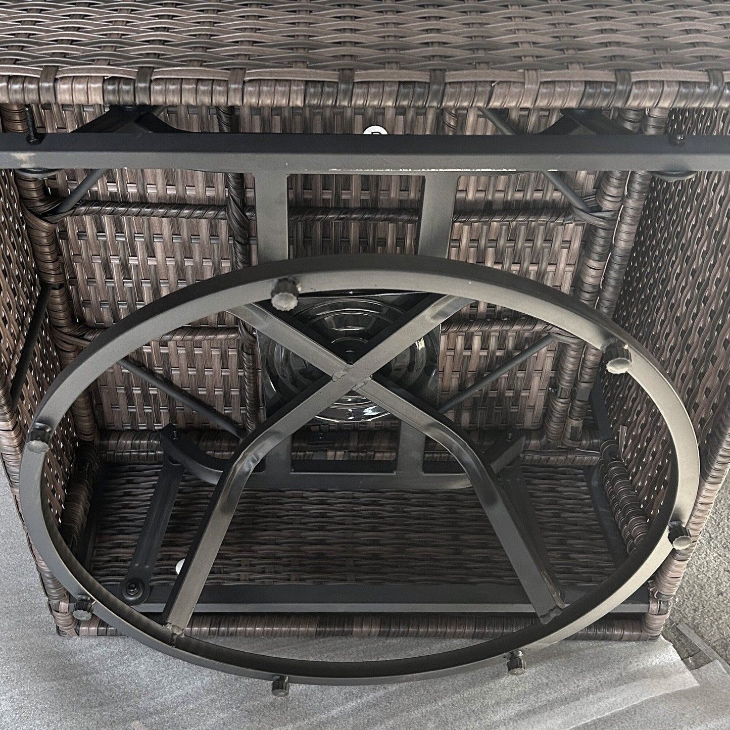 Set di mobili da giardino Outsunny da 6 pezzi con divano a tre posti in rattan, sedie a dondolo girevoli e poggiapiedi