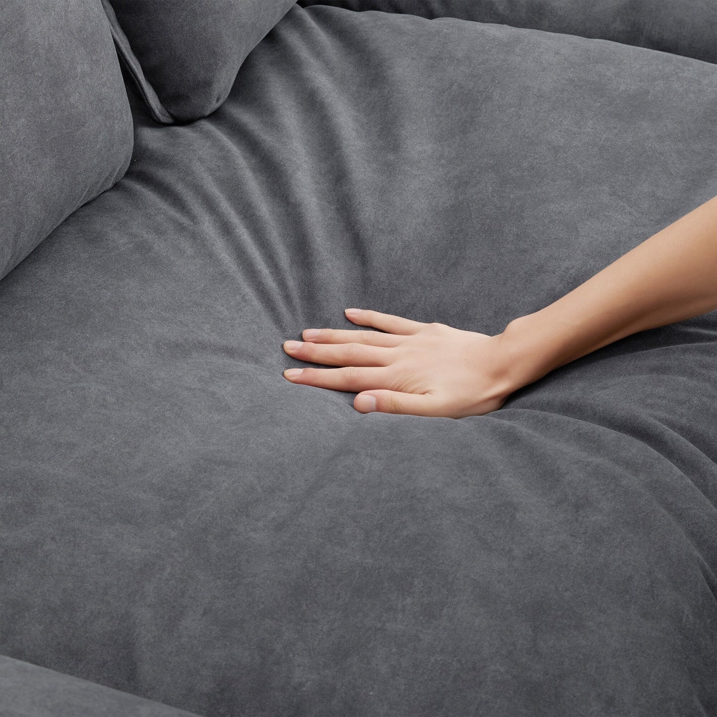 Divano componibile oversize con braccioli in legno curvato, mobili imbottiti per interni con doppi cuscini, divano a L con pouf