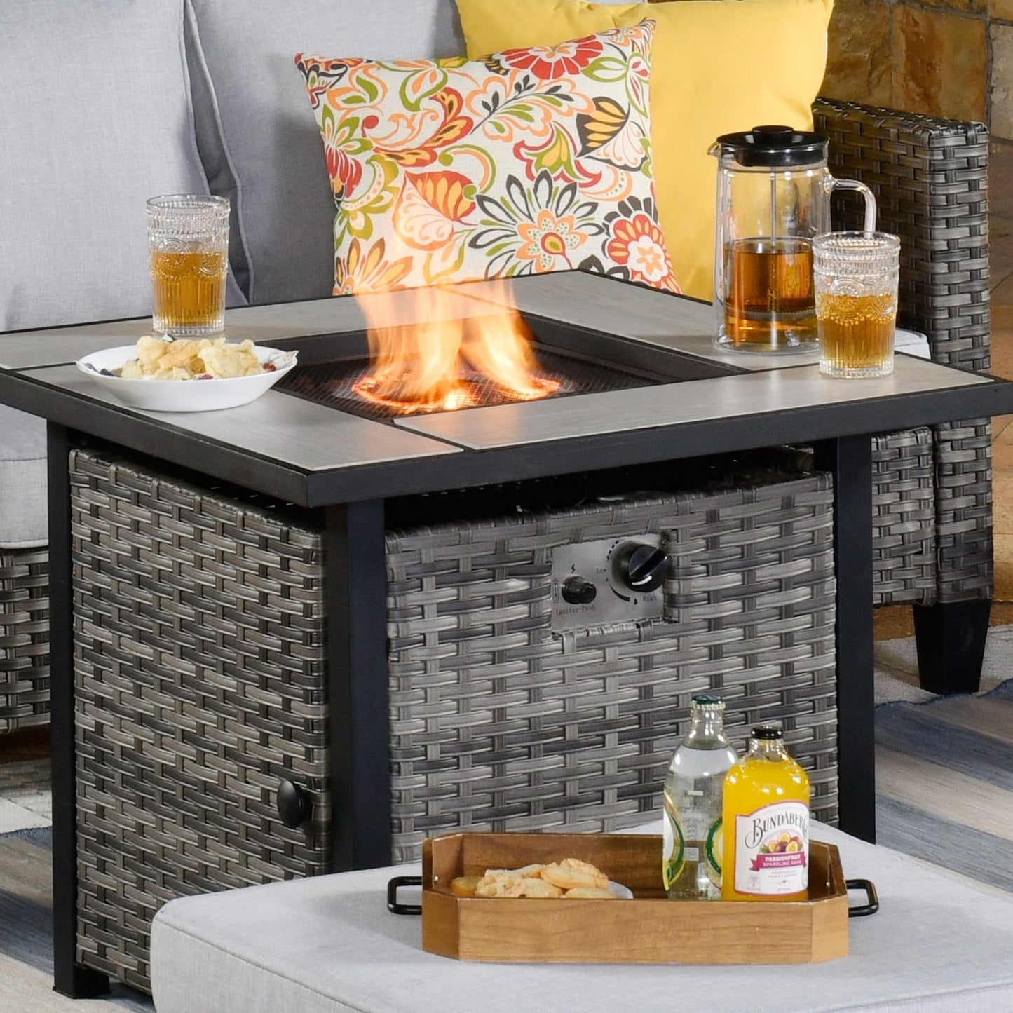 Set da conversazione in vimini per esterni OVIOS da 6 pezzi con braciere da 30 cm