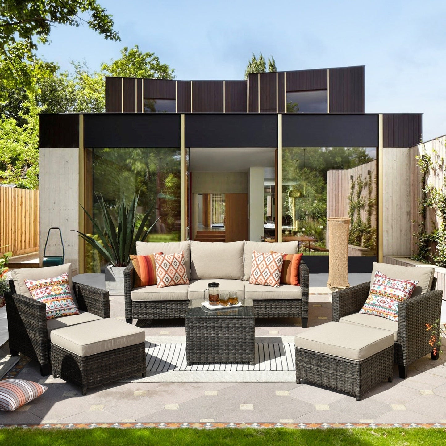 Set da conversazione in vimini per patio esterno OVIOS da 6 pezzi con tavolo con piano in vetro