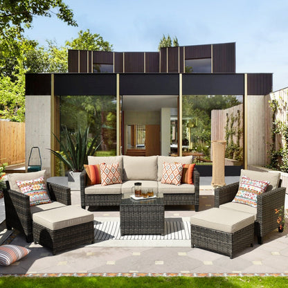 Set da conversazione in vimini per patio esterno OVIOS da 6 pezzi con tavolo con piano in vetro