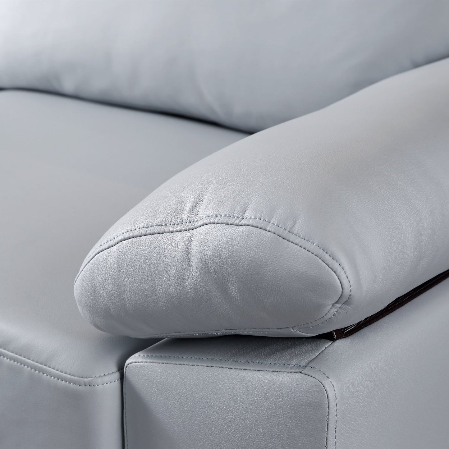 Divano chaise longue reversibile OVIOS con cuscini soffici e gambe in metallo