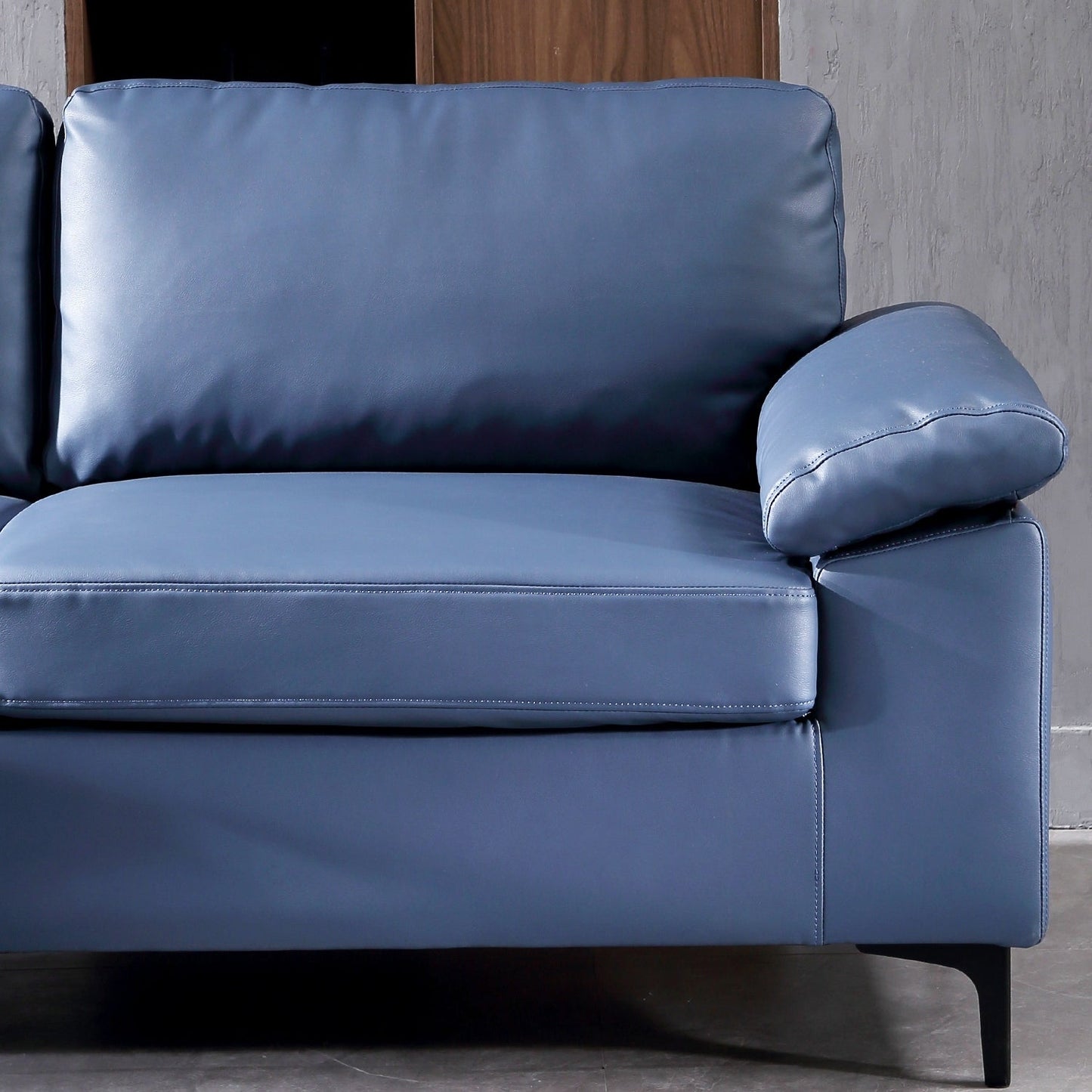 Divano chaise longue reversibile OVIOS con cuscini soffici e gambe in metallo