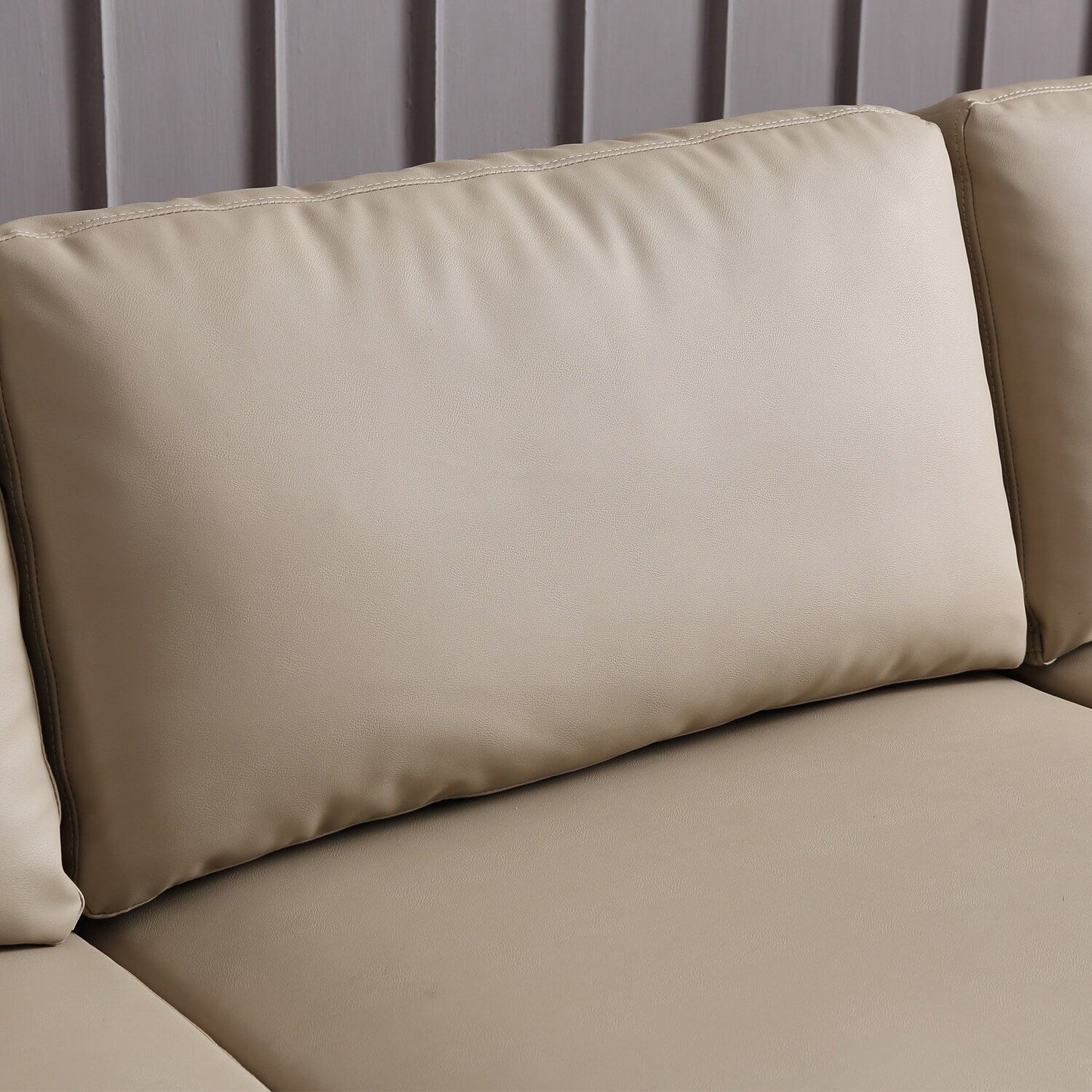 Divano chaise longue reversibile OVIOS con cuscini soffici e gambe in metallo