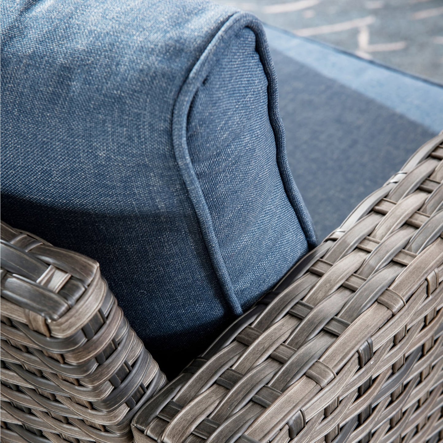 Set di mobili da giardino in vimini OVIOS da 7 pezzi con sedie a dondolo girevoli