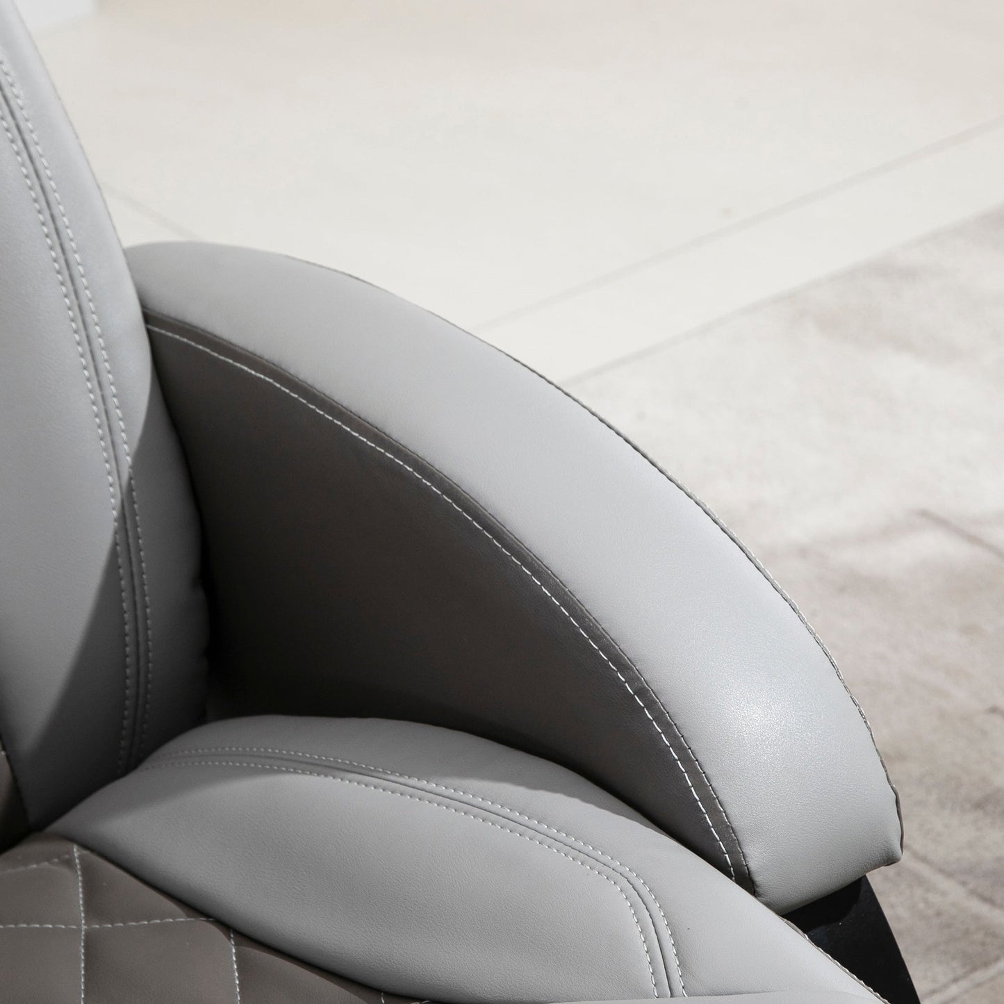 Poltrona reclinabile in similpelle con cuciture a rombi, inclinazione di 135°, rotazione di 360° e robusta base in acciaio e legno