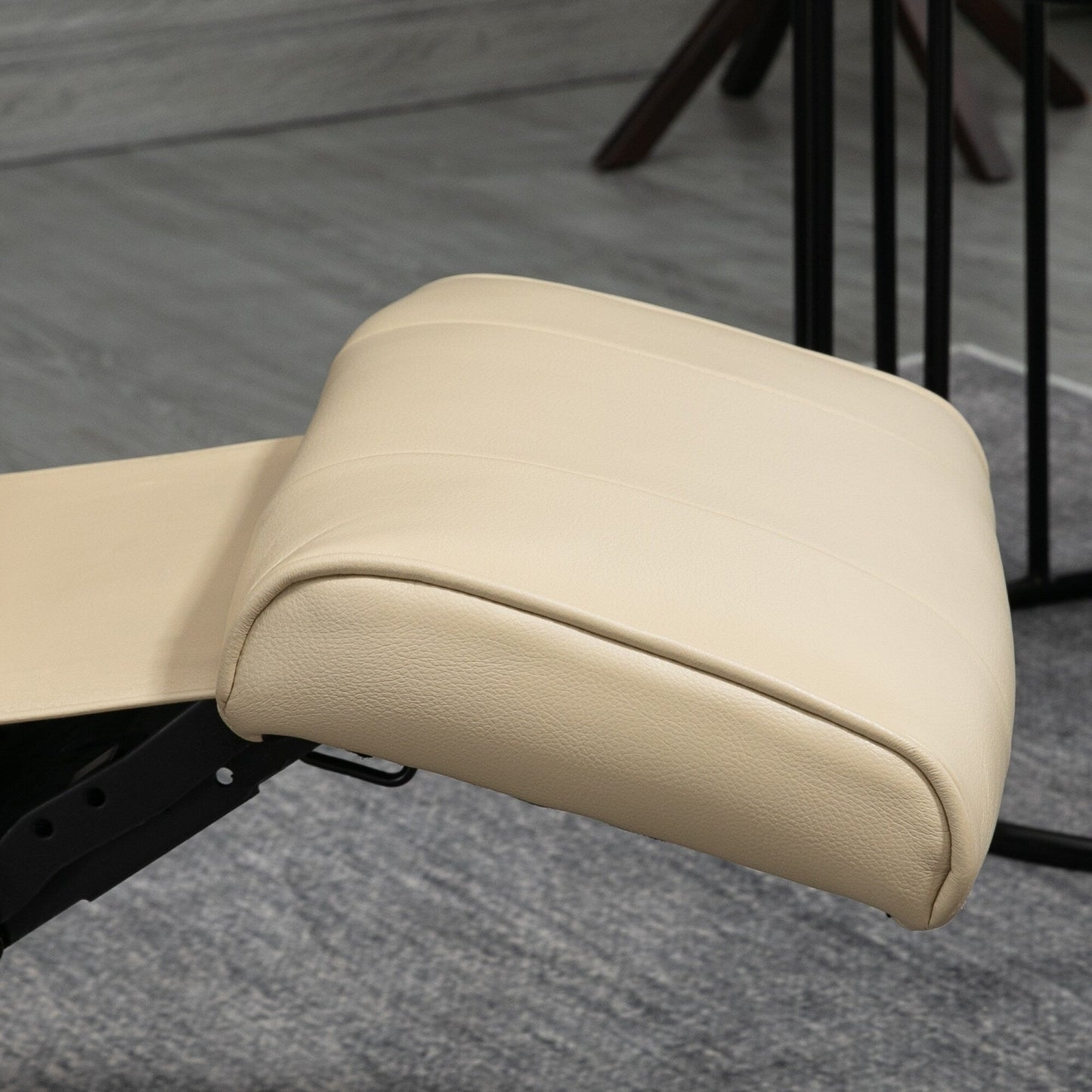 Poltrona reclinabile girevole in similpelle con base in legno, braccioli imbottiti e reclinazione manuale