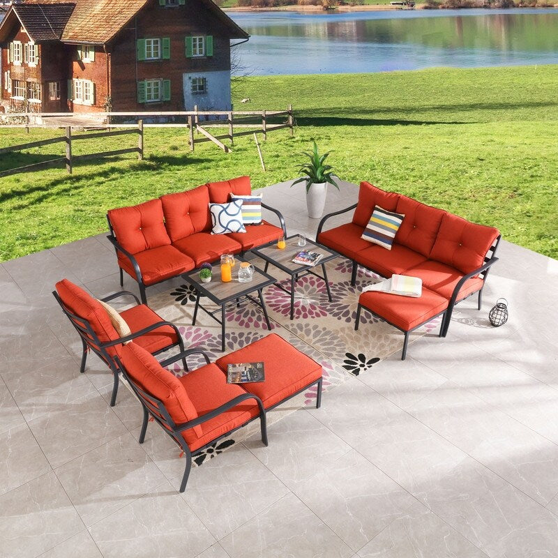 Patio Festival Curve-Arm Set da conversazione per esterni da 12 pezzi con cuscini rossi