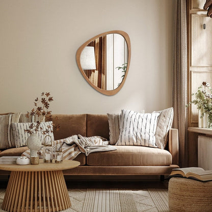 Specchio da parete asimmetrico a forma di ciottoli con cornice in pino