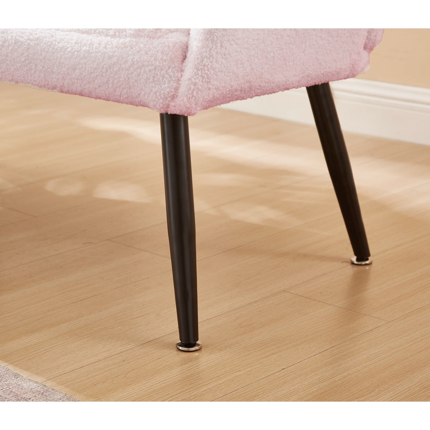 Divano a due posti Teddy Pink 52 con schienali trapuntati e struttura in legno massello per il soggiorno.