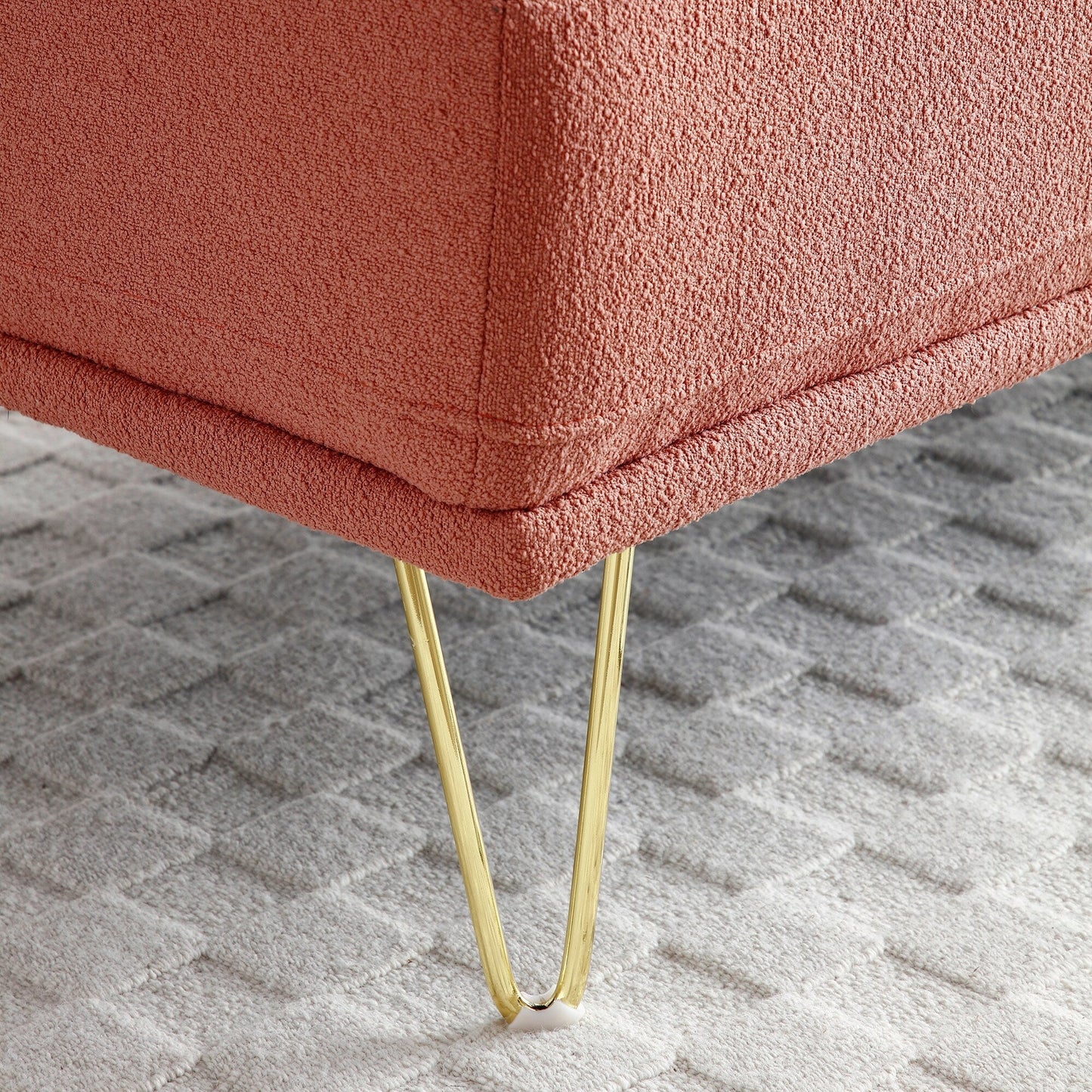 Panca imbottita rosa con gambe dorate