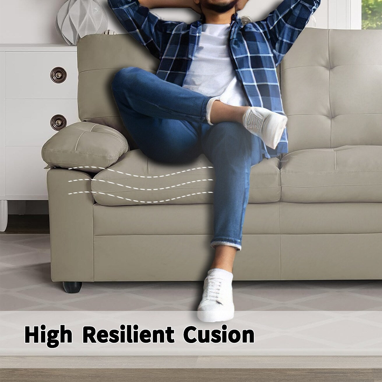 Divano a due posti imbottito in morbida pelle sintetica, con schienale trapuntato e braccioli imbottiti: seduta comoda per soggiorno o soggiorno.