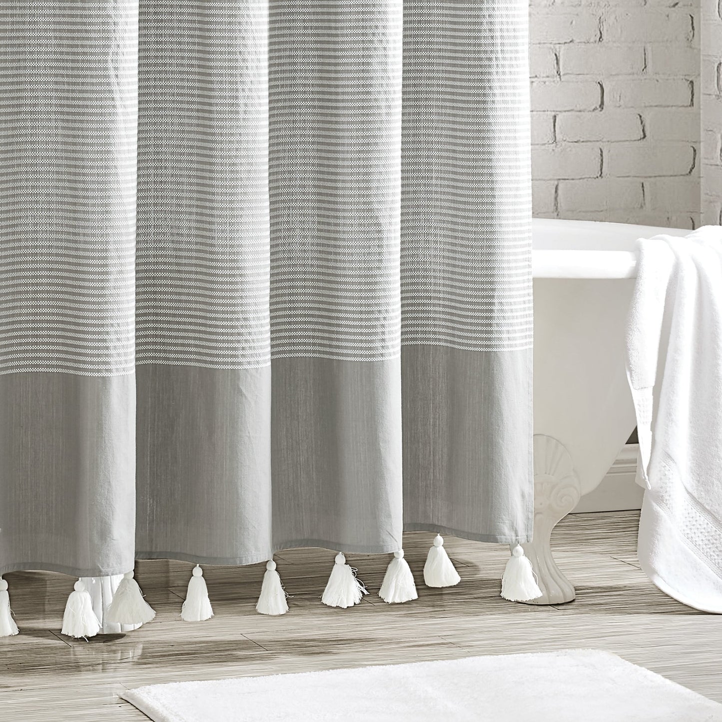Tenda da doccia moderna a righe con nappe Onassis di Porch &amp; Den