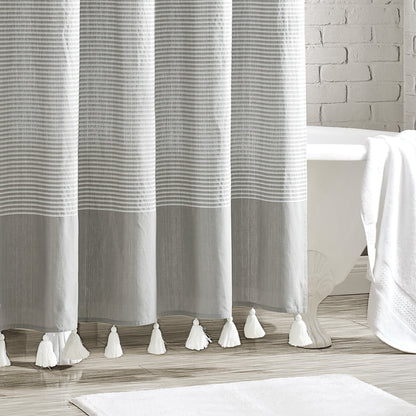 Tenda da doccia moderna a righe con nappe Onassis di Porch &amp; Den