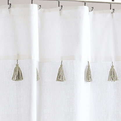 Tenda da doccia moderna a righe con nappe Onassis di Porch &amp; Den