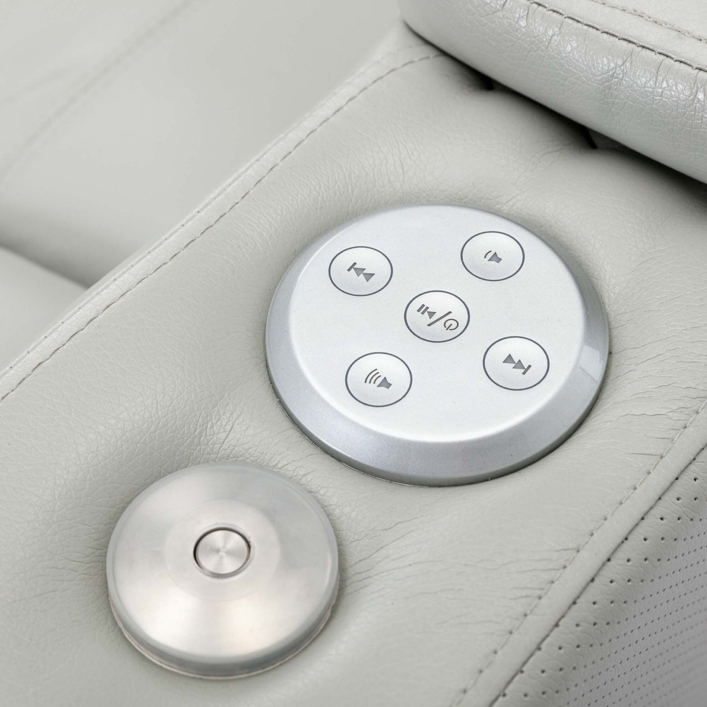 Poltrona reclinabile Power Motion con porta di ricarica USB e bracciolo nascosto, con pratico portabicchieri e stereo