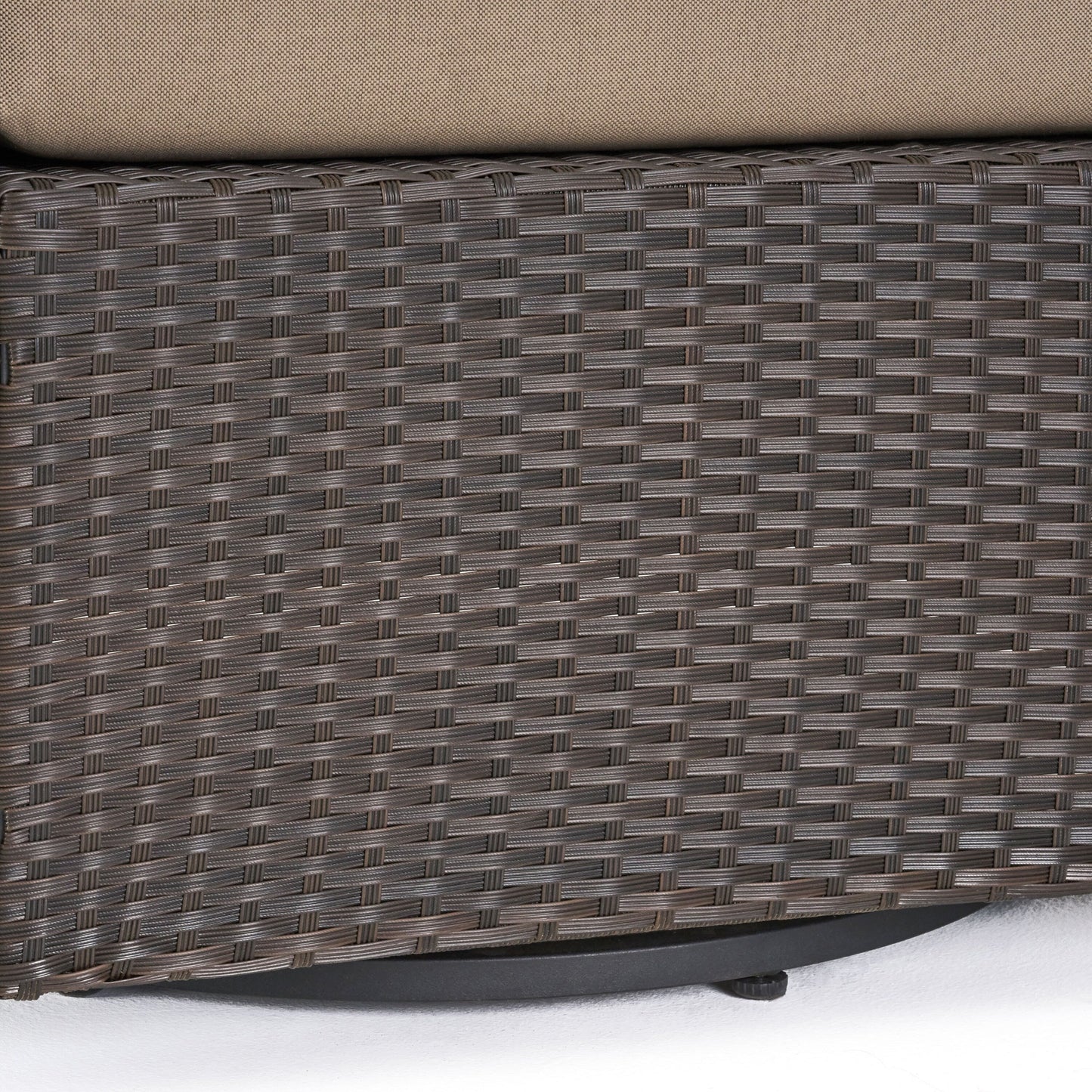 Poltrona girevole da esterno in vimini Puerta di Christopher Knight Home