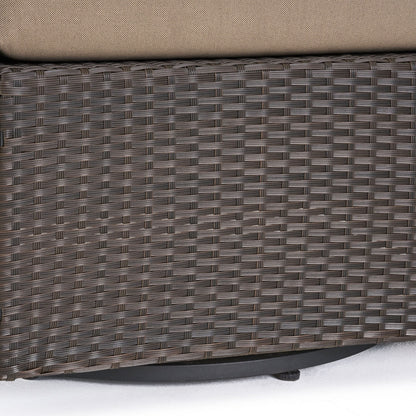 Poltrona girevole da esterno in vimini Puerta di Christopher Knight Home