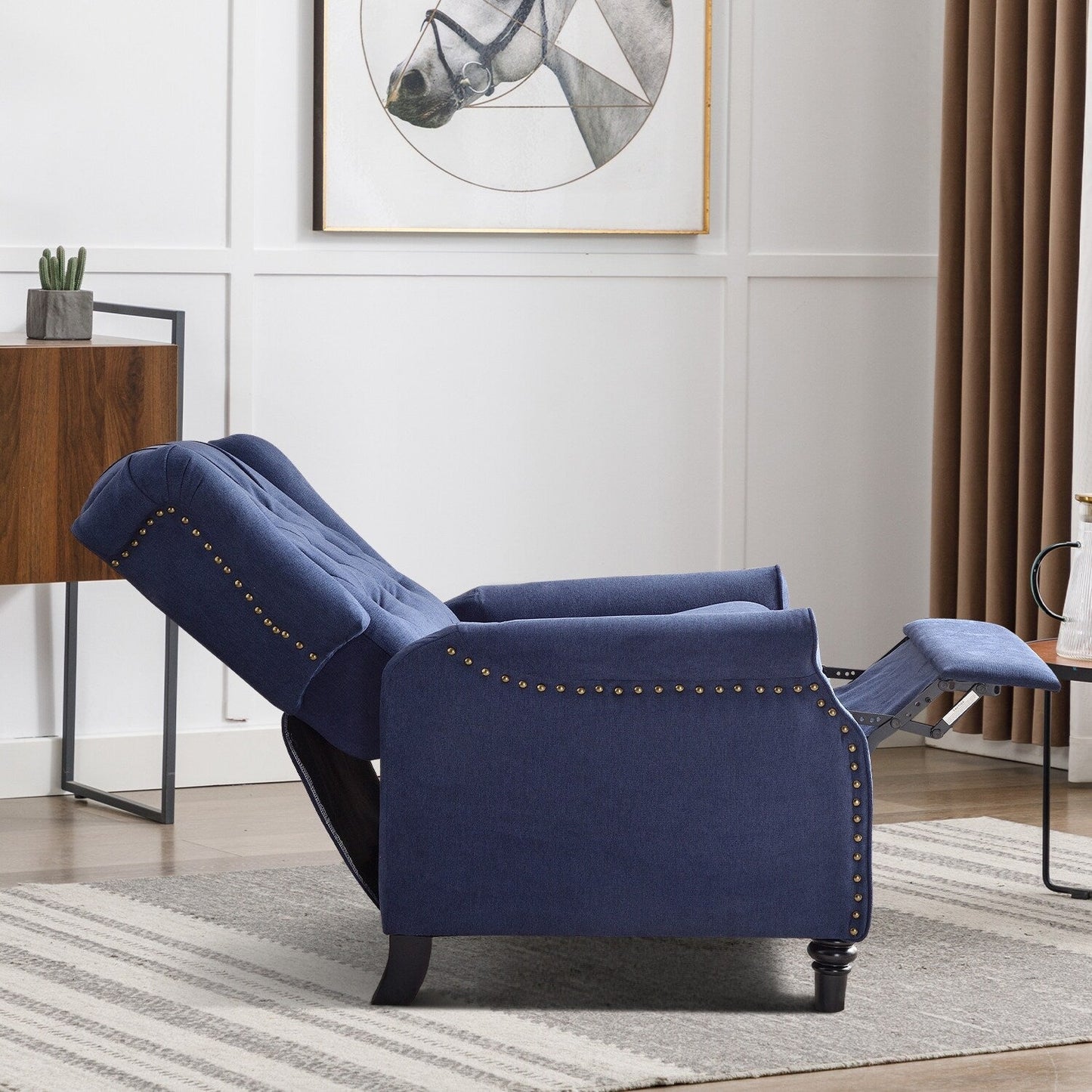 Poltrona reclinabile con schienale imbottito e gambe in legno