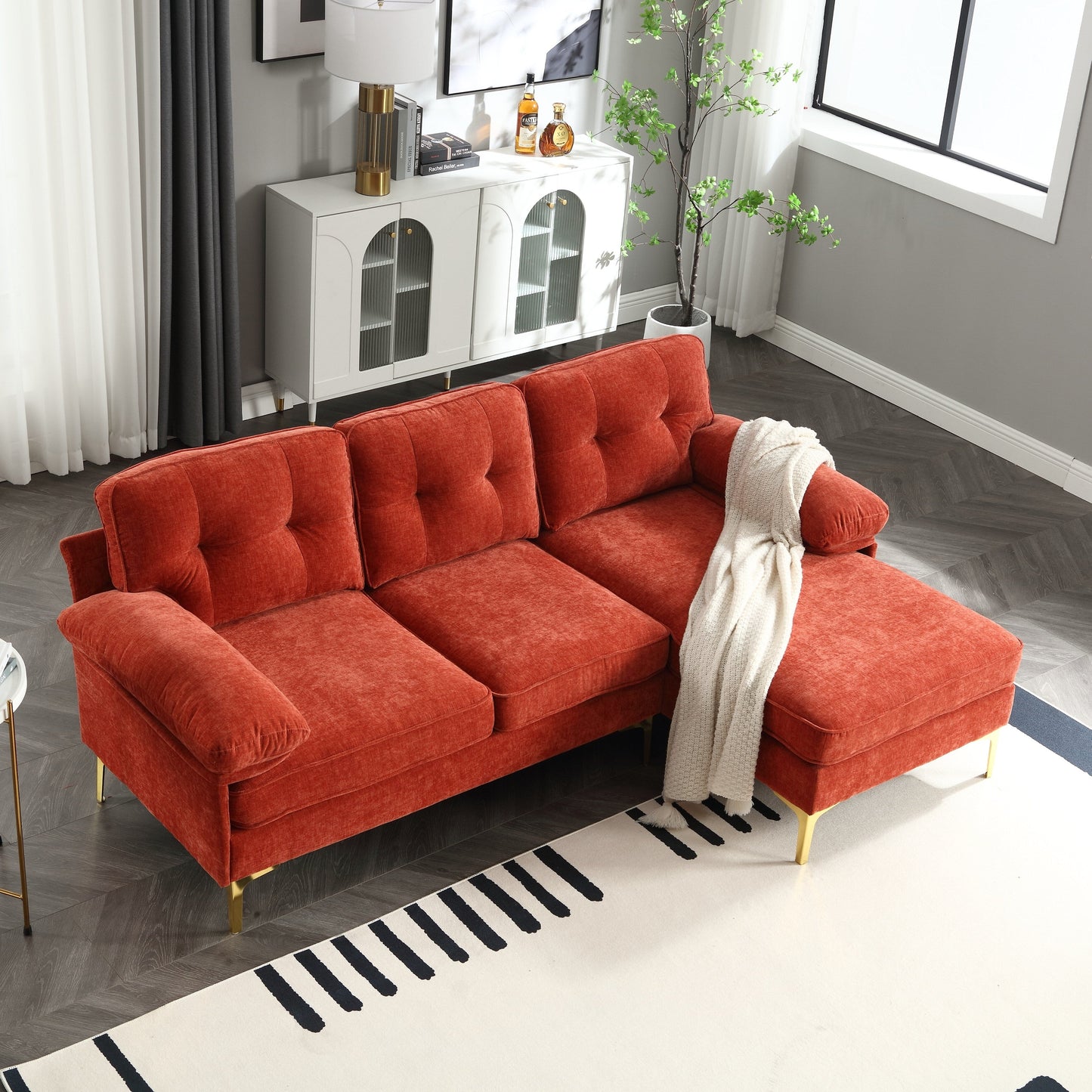 Divano a L in tessuto rosso 85 con struttura in legno, chaise longue e cuscini rinforzati a molle